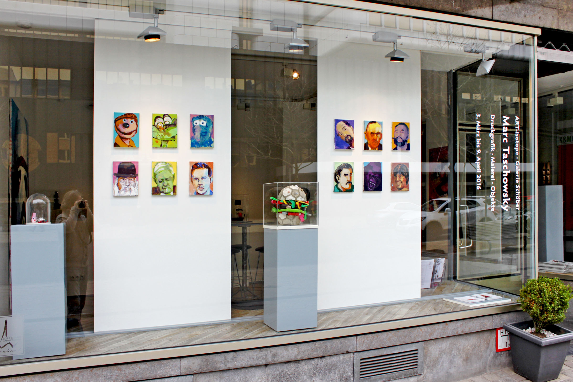 Schaufenster mit Werken von Marc Taschowsky